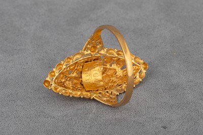 Lot 38 - A 21CT GOLD RING, of South Asian style. Size:...