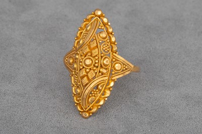 Lot 38 - A 21CT GOLD RING, of South Asian style. Size:...