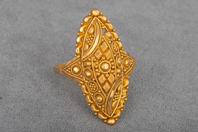 Lot 38 - A 21CT GOLD RING, of South Asian style. Size:...