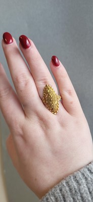 Lot 38 - A 21CT GOLD RING, of South Asian style. Size:...