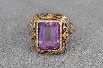 Lot 39 - A VINTAGE 14CT GOLD RING, set with an amethyst....