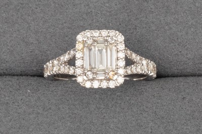 Lot 43 - A DIAMOND CLUSTER RING, set with briliant cut...