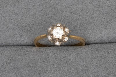 Lot 47 - A DIAMOND CLUSTER RING, in 18ct gold. Size: L - M