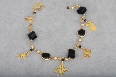 Lot 158 - AN 18CT GOLD AND ONYX CHARM BRACELET,...