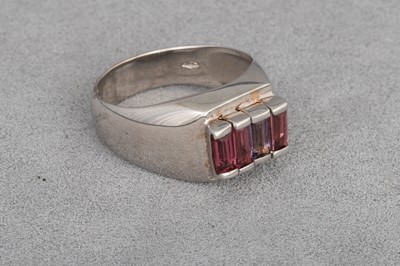 Lot 159 - A TOURMALINE RING, mounted in 18ct white gold,...