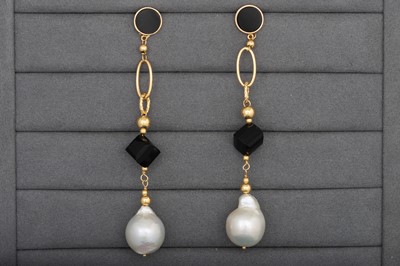 Lot 160 - A PAIR OF ONYX AND BAROQUE FRESH WATER PEARL...