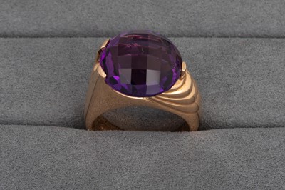 Lot 168 - AN AMETHYST RING, to unusual 18ct yellow gold...