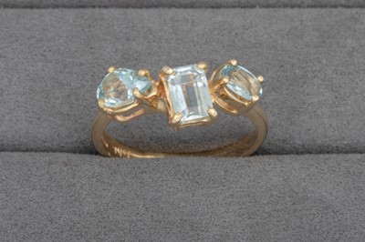 Lot 172 - AN AQUAMARINE RING, various cut gems in 14ct...