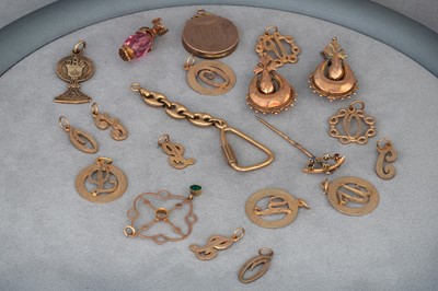 Lot 142 - A COLLECTION OF VARIOUS GOLD HALLMARKED ITEMS,...