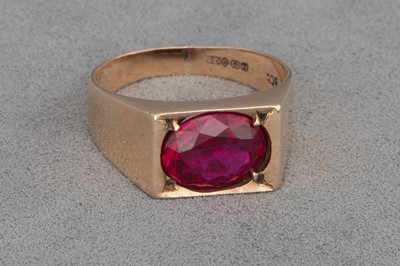 Lot 150 - A VINTAGE SYNTHETIC RUBY SET RING, in 9ct gold,...