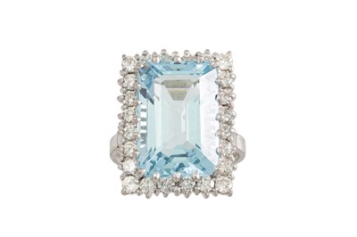 Lot 332 - AN AQUAMARINE AND DIAMOND CLUSTER RING, the...