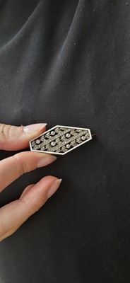Lot 342 - AN ANTIQUE DIAMOND AND ENAMEL PLAQUE BROOCH,...