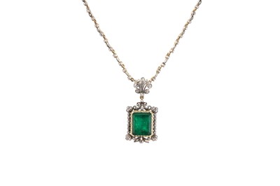 Lot 435 - AN ANTIQUE EMERALD AND DIAMOND NECKLACE, the...