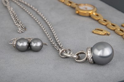 Lot 277 - A COLLECTION OF SILVER JEWELLERY, to include a...