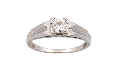 Lot 247 - A VINTAGE DIAMOND SOLITAIRE RING, the old cut...