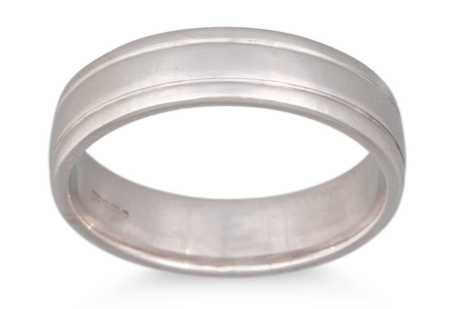 Lot 277 - A GENT'S 9CT GOLD BAND RING, 7.6 g. size U-V