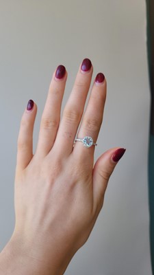 Lot 142 - AN AQUAMARINE AND DIAMOND CLUSTER RING, of...