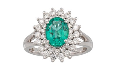 Lot 413 - AN EMERALD AND DIAMOND CLUSTER RING, the oval...