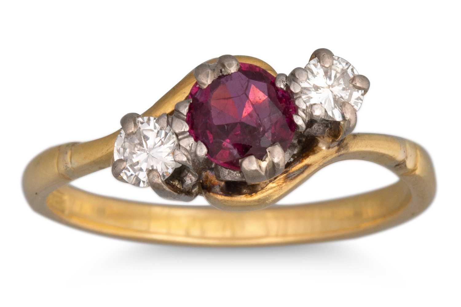 Lot 29 - AN ANTIQUE DIAMOND AND RUBY THREE STONE RING,...