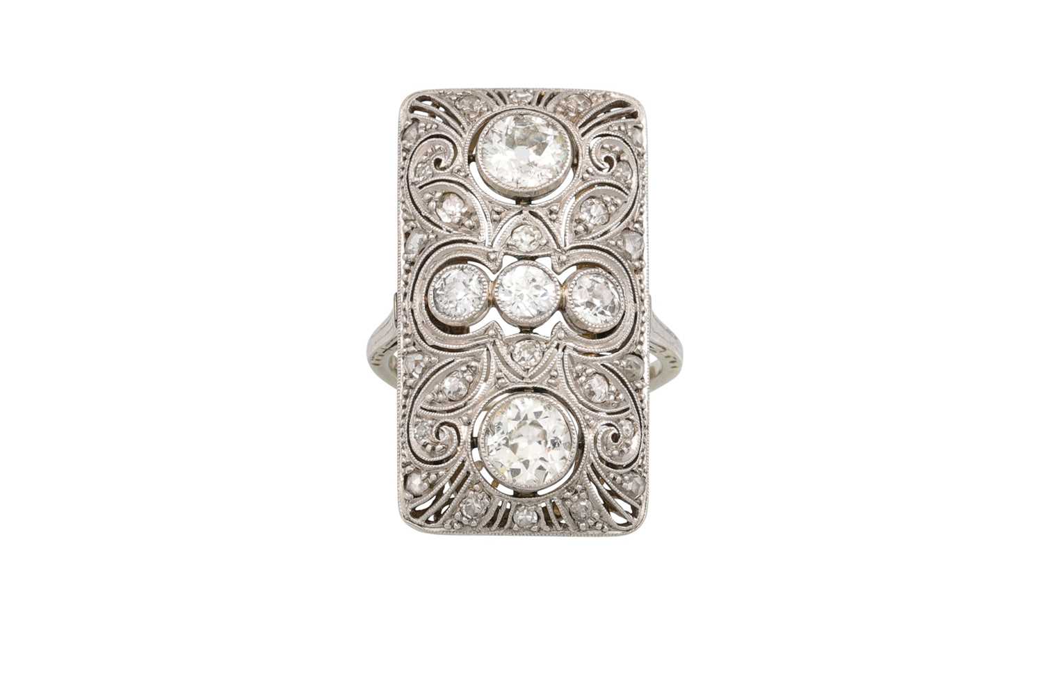 Lot 256 - AN ANTIQUE STYLE DIAMOND RING, of plaque form,...