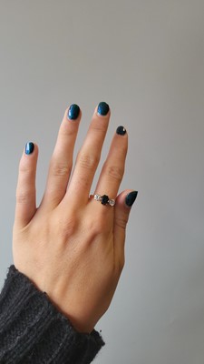 Lot 40 - A DIAMOND AND SAPPHIRE THREE STONE RING,...