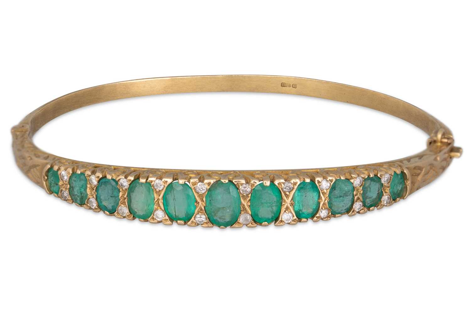 Lot 118 - AN EMERALD AND DIAMOND BANGLE, mounted in...