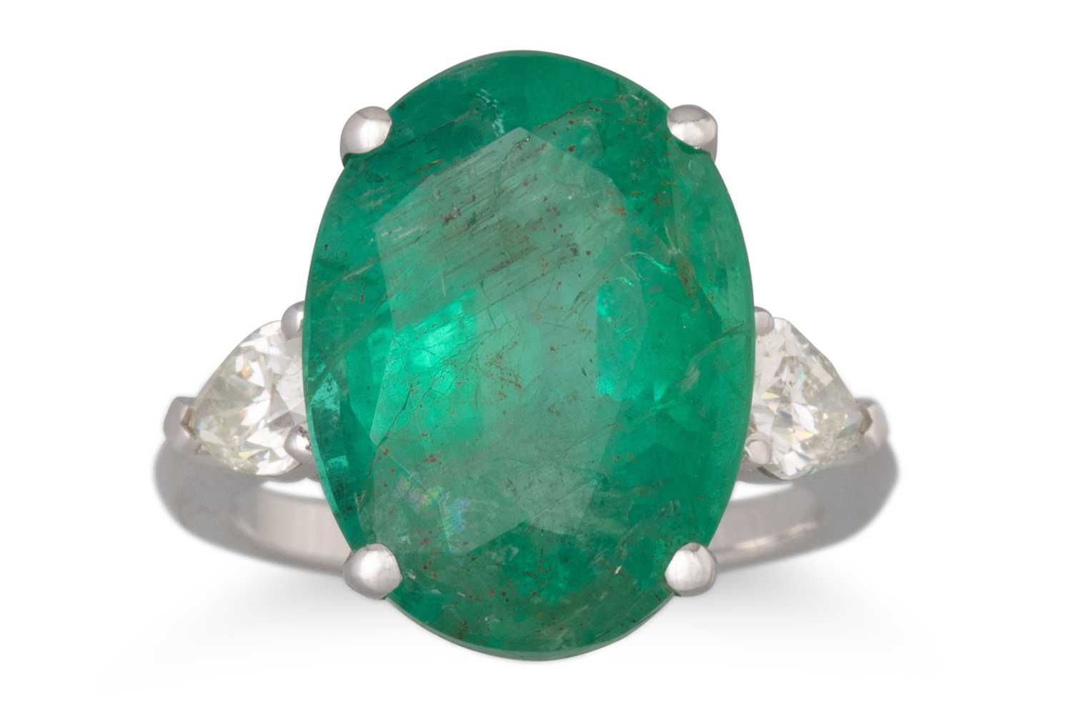Lot 185 - AN EMERALD AND DIAMOND RING, the oval emerald...