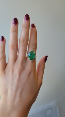 Lot 185 - AN EMERALD AND DIAMOND RING, the oval emerald...