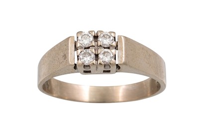 Lot 327 - A VINTAGE DIAMOND CLUSTER RING, set with four...