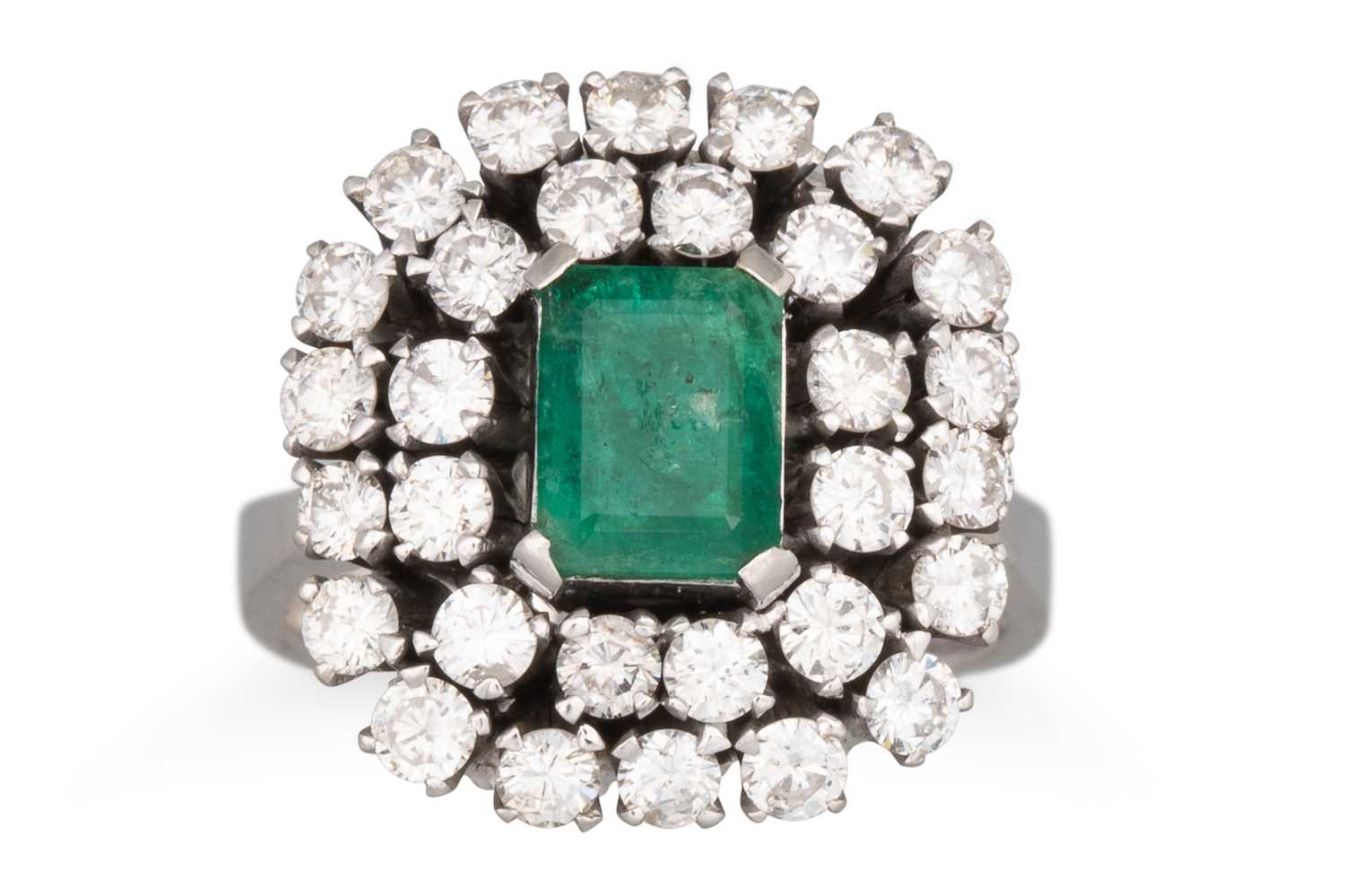 Lot 162 - AN EMERALD AND DIAMOND CLUSTER RING, the trap...