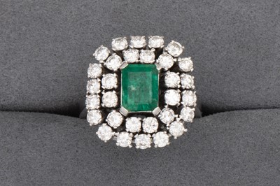 Lot 162 - AN EMERALD AND DIAMOND CLUSTER RING, the trap...