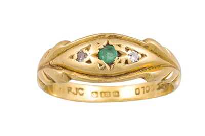 Lot 334 - A VINTAGE 18CT GOLD RING, set with an emerald...