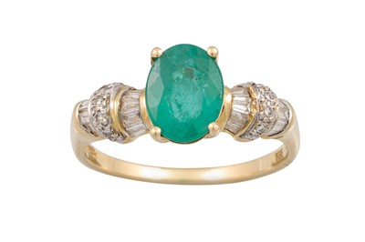 Lot 338 - AN EMERALD SINGLE STONE RING, to diamond...