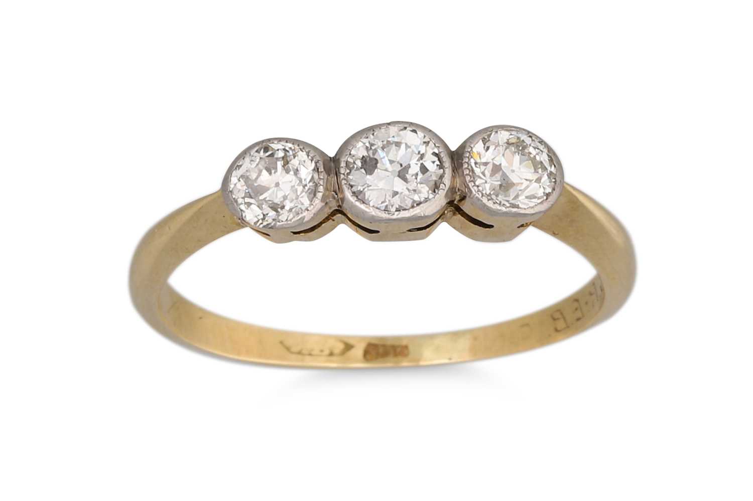 Lot 90 - AN ANTIQUE THREE STONE DIAMOND RING, the old...