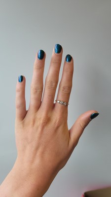 Lot 90 - AN ANTIQUE THREE STONE DIAMOND RING, the old...