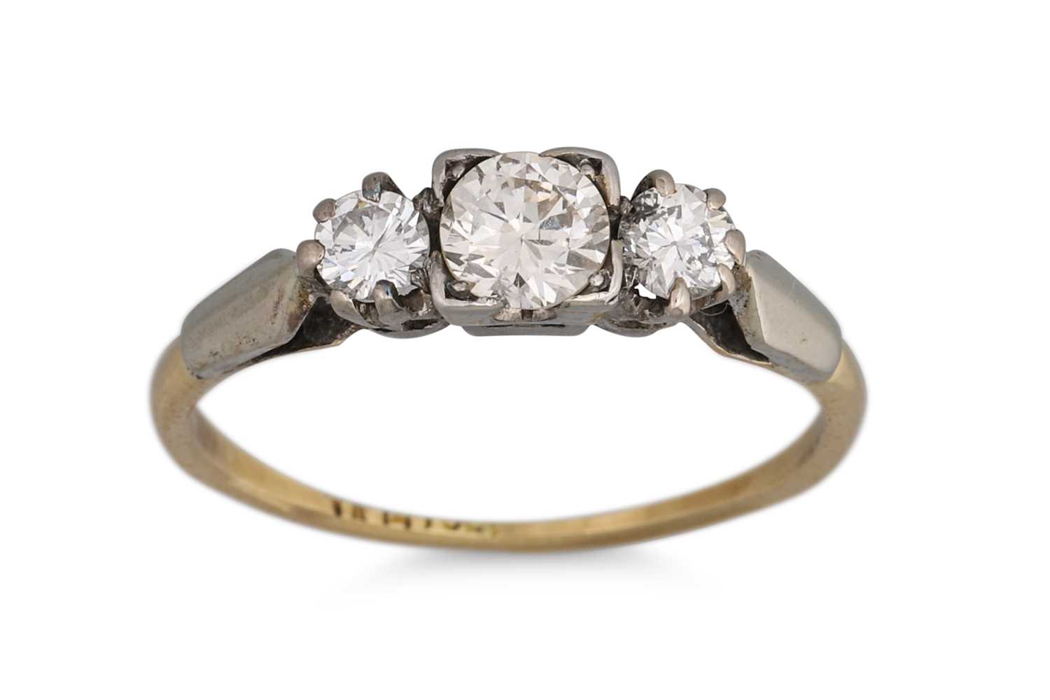 Lot 91 - AN ANTIQUE THREE STONE DIAMOND RING, the...