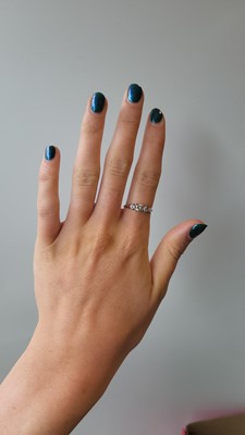 Lot 91 - AN ANTIQUE THREE STONE DIAMOND RING, the...