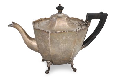 Lot 468 - AN EDWARDIAN SILVER TEA POT, with faceted...