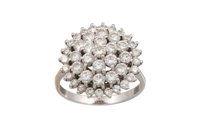 Lot 347 - A DIAMOND CLUSTER RING, set with brilliant cut...