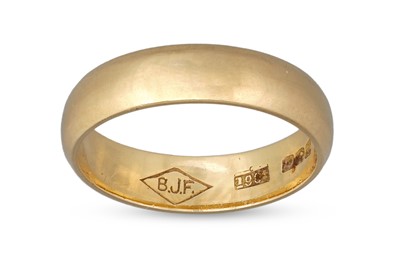 Lot 411 - AN 18CT YELLOW GOLD BAND RING, Dublin hallmark,...