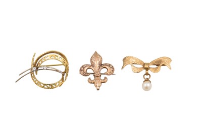 Lot 361 - THREE VINTAGE GOLD BROOCHES, 10 g.