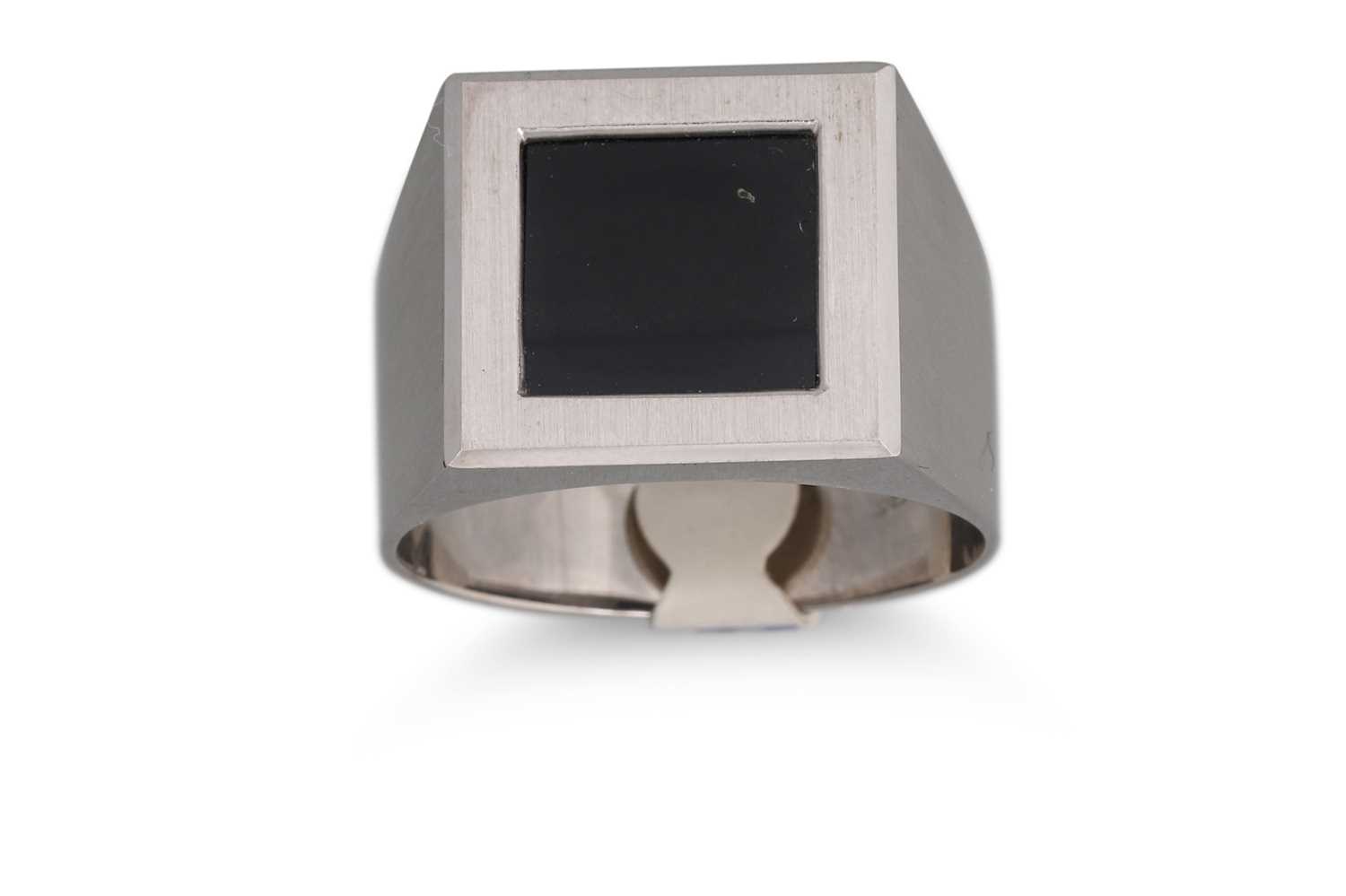 Lot 43 - A 1970'S ONYX SET SIGNET RING, mounted in 14ct...