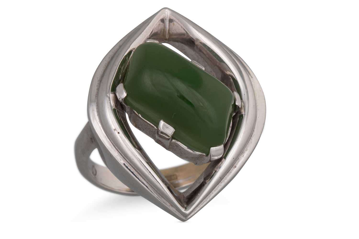 Lot 169 - AN UNUSUAL DESIGN 1970'S GREEN GEM STONE RING,...