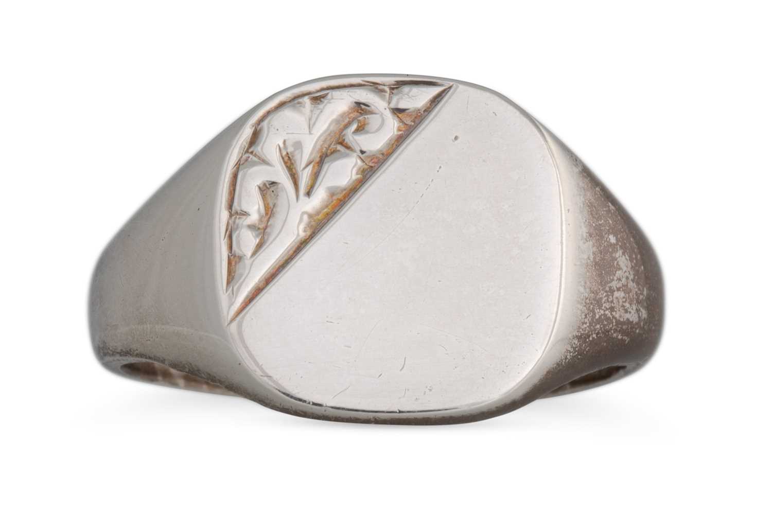 Lot 171 - A VINTAGE SILVER SIGNET RING, 7 g. Size: S - T