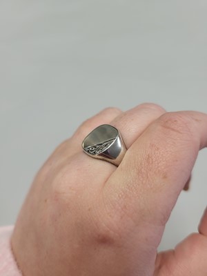 Lot 171 - A VINTAGE SILVER SIGNET RING, 7 g. Size: S - T
