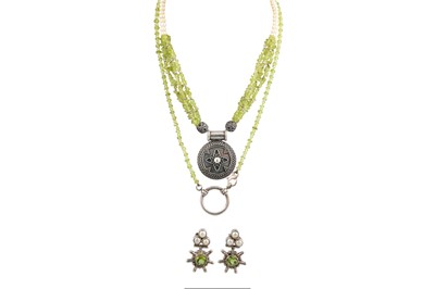 Lot 367 - A SILVER PENDANT, on a  beaded peridot and...