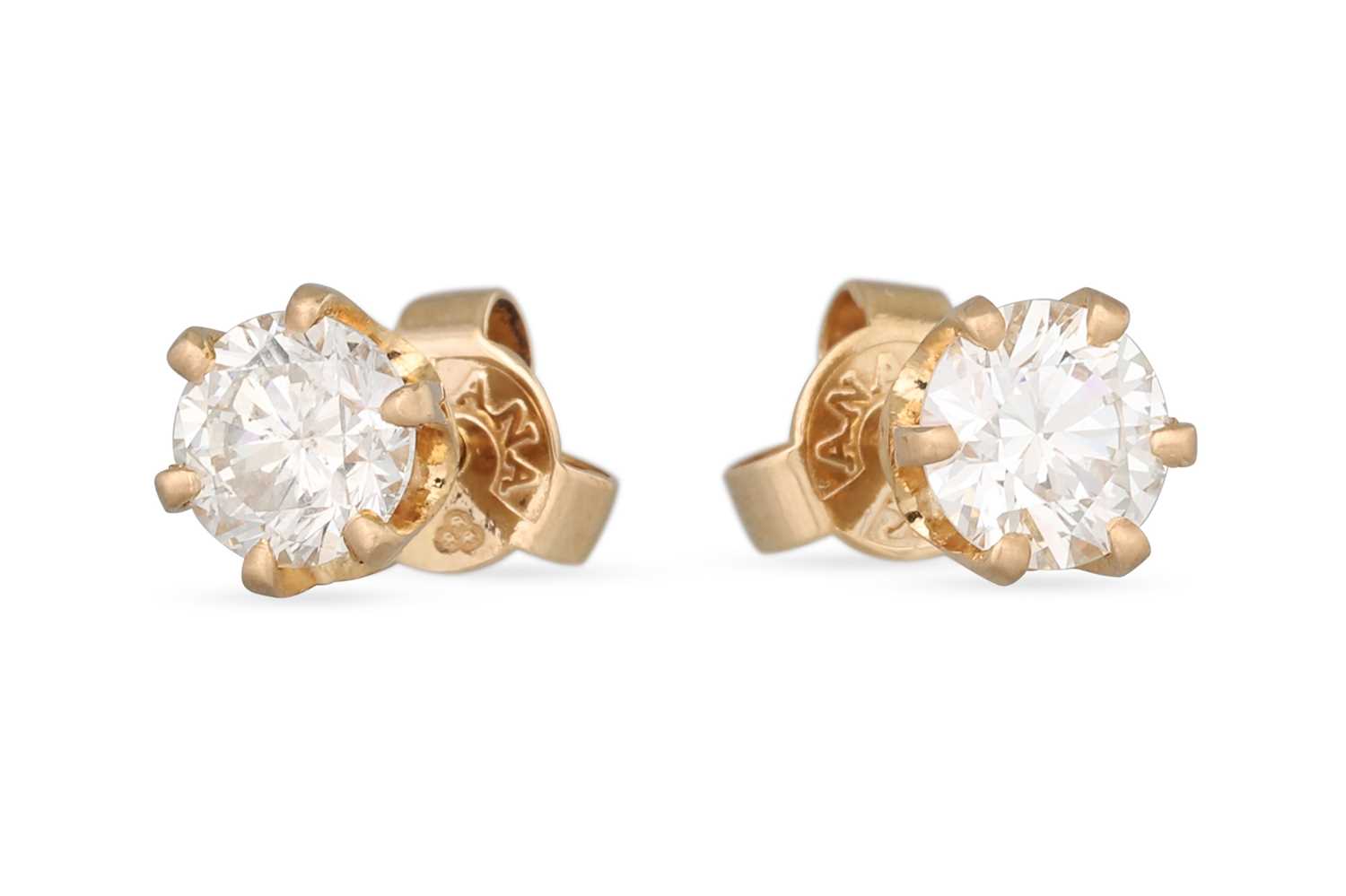 Lot 277 - A PAIR OF DIAMOND STUD EARRINGS, the brilliant...