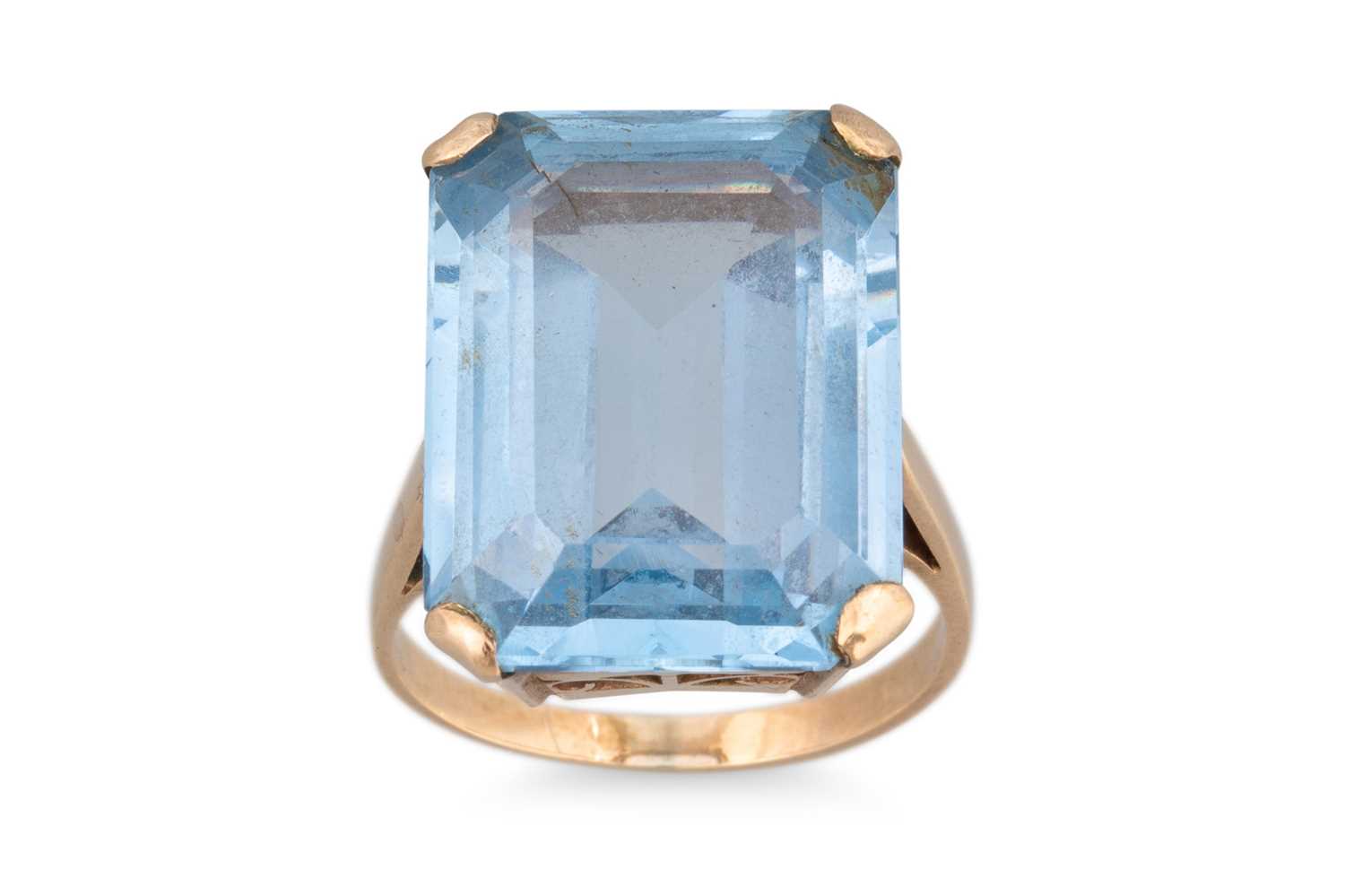Lot 222 - A SYNTHETIC BLUE SPINEL RING, mounted in...