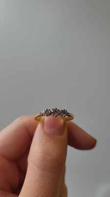 Lot 40 - A DIAMOND THREE STONE RING, the round...