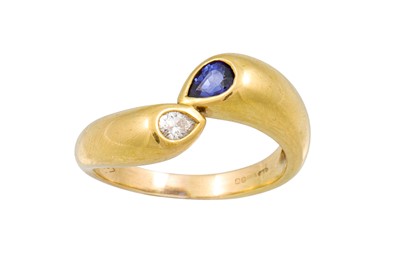 Lot 195 - A SAPPHIRE AND DIAMOND SET RING, of cross over...